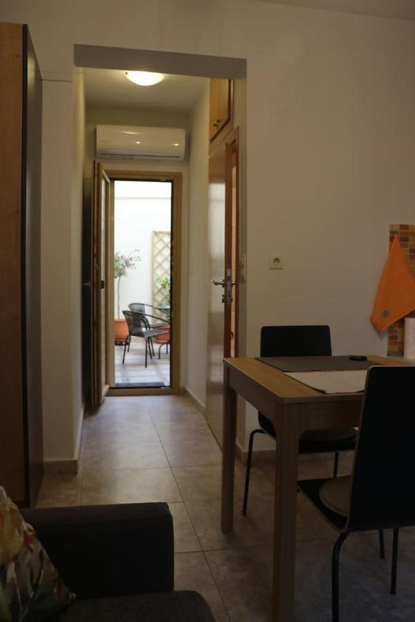 Quiet Urban Studio With Private Backyard Thessaloniki Exterior foto